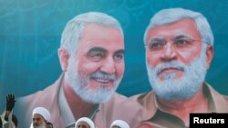 پوستر تصاویر قاسم سلیمانی، فرمانده سابق نیروی قدس سپاه و ابو مهدی المهندس از رهبران شبه‌نظامیان شیعه عراقی که روابط نزدیکی با ایران داشت. هر دو هم‌زمان در یک حمله پهپادی آمریکا در سال ۲۰۲۱ کشته شدند.