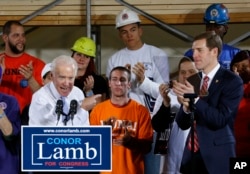 mantan Wapres AS Joe Biden menunjuk Conor Lamb (kanan), kandidat anggota Kongres AS dari partai Demokrat untuk Pemilu khusus di Pennsylvania, dalam kampanye di Collier, Pennsylvania, 6 Maret 2018. (Foto: dok).