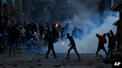Pasukan pemerintah India hari Senin (7/5) menembakkan gas air mata untuk membubarkan para demonstran yang melempar batu dalam aksi protes di Srinagar, Kashmir-India, Senin (7/5). 