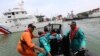 Anggota tim penyelamat bersiap untuk mencari korban selamat dari penerbangan Lion Air JT 610, yang jatuh ke laut, di pelabuhan Jakarta pada 29 Oktober 2018. 