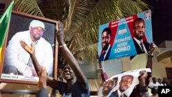 Apoiantes festejam a libertação do líder da oposição senegalesa Ousmane Sonko e do seu principal aliado Bassirou Diomaye Faye à porta da casa de Sonko em Dakar, Senegal, quinta-feira, 14 de março de 2024.