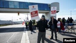 Sekitar 4.300 pekerja yang tergabung dalam serikat pekerja melakukan pemogokan di tiga pabrik General Motors, termasuk Oshawa, Ontario, Kanada pada 10 Oktober 2023. (Foto: Ilustrasi/Reuters)