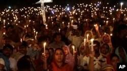 Umat Kristen Pakistan memegang lilin saat berjaga untuk korban bom bunuh diri hari Minggu lalu, di Lahore, Pakistan, Rabu, Maret 30, 2016.