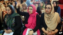 آرشیف: با وجود حمایت حکومت افغانستان برای اعاده حقوق زنان، ادارات حامی حقوق زنان می گوید که خشونت علیه زنان در آن کشور کاهش نیافته است