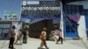 Foto-foto siswa yang terbunuh dari Sekolah Syed Al-Shahada dipajang di gerbang sebuah masjid di lingkungan Dasht-e-Barchi di Kabul, Afghanistan, 1 Juni 2021. (AP Photo/Rahmat Gul)