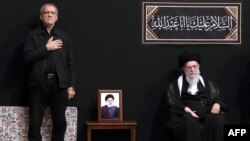 مسعود پزشکیان، در کنار قاب عکس ابراهیم رئیسی، و علی خامنه‌ای - آرشیو