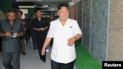 북한 조선중앙TV는 25일 김정은 국방위 제1위원장의 현지지도 영상이 담긴 기록영화를 방영하며 "불편하신 몸이시건만 인민을 위한 영도의 길을 불 같이 이어가시는 우리 원수님(김정은)"이라고 칭송했다. 이 기록영화는 "불편하신 몸"이라는 언급에 맞춰 김 제1위원장이 지난달 천리마타일공장을 현지지도할 때 심하게 다리를 저는 모습이 담긴 영상을 그대로 보여줬다. 사진은 지난달 4일 천리마타일공장을 현지지도하는 김정일 북한 국방위 제1위원장.