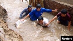 Warga menggunakan karung pasir untuk menyelamatkan tanggul yang rusak karena banjir di sungai Mekong di provinsi An Giang, 28 September 2011.(Foto: dok).