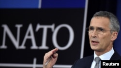 Sekretaris Jenderal NATO Jens Stoltenberg berbicara kepada wartawan pada pertemuan menteri pertahanan NATO di markas besar aliansi di Brussels, Belgia, 8 November 2017.