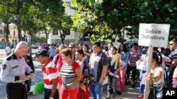 Antrian panjang warga Kuba di luar kantor perwakilan Amerika (US Interests Section) di Havana, Kuba (22/12).