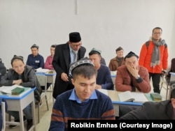 Ketua PBNU Robikin Emhas datang dan berbicara dengan sejumlah warga Muslim-Uighur di Pusat Pelatihan dan Pendidikan Vokasi, di Kashgar, Xinjiang, 18 Februari 2019. (Foto: Robikin Emhas/PBNU)