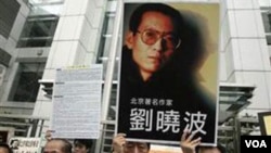 Warga Tiongkok mengusung poster Liu yang diyakini sebagai calon kuat penerima Hadiah Nobel Perdamaian tahun ini.