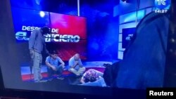 Zaposleni na podu tokom upada naoružanih napadača u TV stanicu u Ekvadoru (Foto: Reuters Tv/via REUTERS)