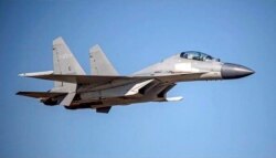 Sebuah jet tempur PLA J-16 China terbang di lokasi yang dirahasiakan. China menerbangkan lebih dari 30 pesawat militer menuju Taiwan pada 2 Oktober 2021. (Foto: AP)