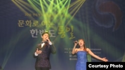 지난 30일 서울에서 열린 '문화로 여는 한반도 통일' 콘서트에서 김진(왼쪽), 강민경 성악가가 공연하고 있다.