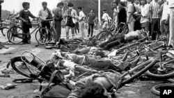 天安门广场边平民的尸体躺在损坏的自行车之间。（1989年6月4日，北京）