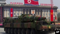 지난 2012년 4월 북한이 김일성 주석 100회 생일인 태양절 기념 행사에서 공개한 장거리 탄도미사일. (자료사진)