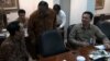 Gubernur Jakarta Ahok (kanan) dan Walikota Bandung Ridwan Kamil (kiri) saat rapat di Istana Presiden, Jakarta, Kamis, 2 April 2015 (Foto: VOA/Ahadian)