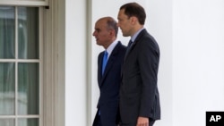 Menlu Arab Saudi Adel al-Jubeir, kiri, tiba di Gedung Putih di Washington untuk bertemu dengan Presiden Barack Obama tentang kesepakatan nuklir Iran, Jumat, 17 Juli 2015.