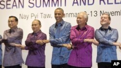 缅甸总统登盛（左二）、美国总统奥巴马、中国总理李克强等出席东亚峰会的领导人在缅甸内比都的缅甸国际会议中心合影。（2014年11月12日）