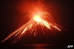 Lava mengalir turun dari gunung berapi Anak Krakatau saat erupsi terlihat dari Pulau Rakata di Lampung Selatan pada 19 Juli 2018. (Foto: AFP)