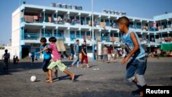 Palestinski dečaci u izbegličkom kampu