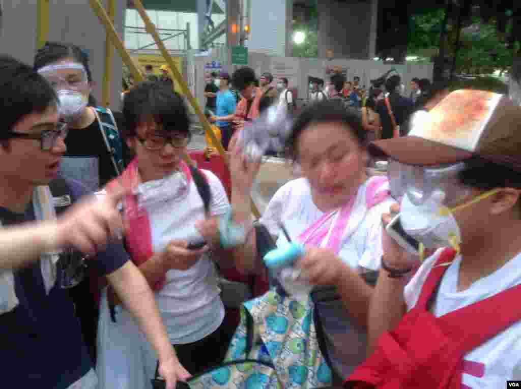 港人聲援佔中抗拒警方封鎖中環金鐘多處癱瘓(美國之音海彥拍攝)