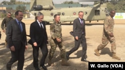Menhan AS Jim Mattis (dua dari kiri) tiba di Markas Besar Dukungan Resolusi di Kabul, Afghanistan, 7 September 2018.