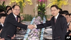 两岸的谈判代表今年6月在台北举行会谈时握手