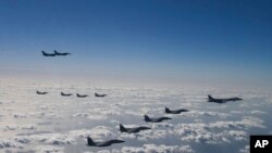 미 공군 전략폭격기 B-1B가 F-16 전투기와 한국 공군 F-15K 전투기, 일본 항공자위대 F-2 전투기의 호위를 받으며 3일 연합 공중훈련을 하고 있다.
