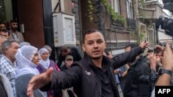 Seorang polisi mengusir jurnalis dari lokasi demonstrasi ketika polisi anti huru hara Turki menghalangi jurnalis di depan kantor Partai Demokrasi Rakyat (HDP) yang pro-Kurdi, di distrik Beyoglu, Istanbul, 2 Oktober 2023. (BULENT KILIC/AFP)