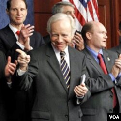 Senator Demokrat asal Connecticut, Joseph Lieberman memuji pemanfaatan bantuan AS di Mesir.