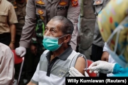 Inan Rustandi, 72 tahun, warga Desa Sindanglaya, saat menerima dosis pertama vaksin Sinovac Biotech, Jawa Barat, 15 Juni 2021. (Foto: REUTERS/Willy Kurniawan)