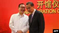 资料照片：2018年10月28日，时任菲律宾外交部长的特奥多罗·洛钦（左）在在南部棉兰那岛举行的中国驻达沃总领馆落成典礼上与中国外交部长王毅会谈。（法新社照片）
