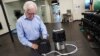 Profesor biologi Universitas Stanford, Dr. Craig Heller dengan alat pendingin darah temuannya, "CoolMitt", di kampus Stanford di Menlo Park, California, AS. 
