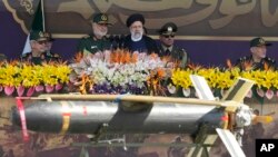 ابراهیم رئیسی و برخی از فرماندهان ارشد نظامی جمهوری اسلامی در رژه نظامی به مناسبت سالگرد آغاز جنگ هشت‌ساله با عراق.