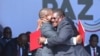 Presidente de Moçambique, Filipe Nyusi, (esq) e Ossufo Momade, presidente da Renamo (dir.) depois da assinatura do Acordo de Paz