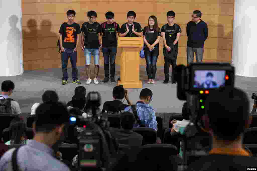 Scholarism convenor Joshua Wong (L-R), Hong Kong Federation of Students' Council member Nathan Law, Deputy Secr.-General Lester Shum, Secr.-General Alex Chow, Council member Yvonne Leung, General Secr. Eason Chung attend a news conference after meeting government officials, 21 Oct. 2014.