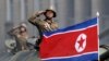 지난 2017년 4월 평양에서 열린 열병식에서 군인들이 탱크병들이 김정은 국무위원장을 향해 경례하고 있다.