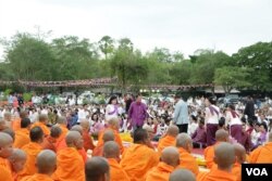 ​FILE - Hun Sen, Cambodian Prime Minister, and his wife, participate in a ritual ceremony praying for happiness for Kingdom of Cambodia, in Siem Reap, Nov. 2, 2017. (Khan Sokummono/VOA Khmer)
