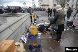 Žena leži povređena nakon incidenta sa pucnjavom na Vestmisterskom mostu u Londonu, 22. marta 2017.