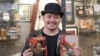 Ario Anindito memegang dua komik Marvel yang ikut ia garap (dok: Ario Anindito/Instagram @arioanin)