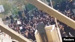 دختران دبیرستانی در شیراز به سخنران بسیجی: «بسیجی برو گمشو!»