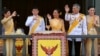 Raja Thailand Maha Vajiralongkorn, Ratu Suthida, Putri Bajrakitiyabha, Pangeran Dipangkorn, dan Putri Sirivannavari Nariratana terlihat di balkon Suddhaisavarya Prasad Hall di Grand Palace, Bangkok, 6 Mei 2019.