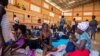 Para pengungsi Haiti yang terlantar di negaranya sendiri berkumpul di dalam salah satu tempat penampungan di Port-au-Prince, Haiti, pada 8 Juni 2021. (Foto: UNHaiti via AP/Boulet-Groulx)