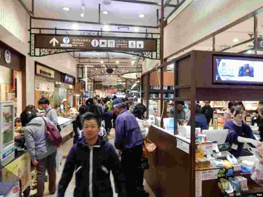 日本一個高速公路休息站商場擠滿遊客。(美國之音湯惠芸攝)