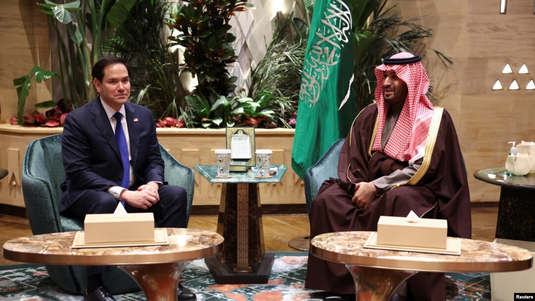ဆော်ဒီအာရေးဗျနိင်ငံ၊ Riyadh မြို့တွင် တွေ့ဆုံနေကြသည့် အမေရိကန်နိုင်ငံခြားရေးဝန်ကြီး Marco Rubio နှင့် ဆော်ဒီအိမ်ရှေ့မင်းသား Mohammed bin Salman။ (၁၇ ဖေဖော်ဝါရီ ၂၀၂၅) (Reuters)