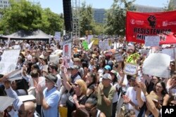 Para peserta unjuk rasa yang bertema "Keluarga Harus Bersatu: Kebebasan untuk Imigran" untuk memprotes kebijakan Trump, 30 Juni 2018, di Los Angeles.