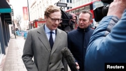ARSIP - Alexander Nix, saat masih menjadi CEO Cambridge Analytica, tiba di kantor Cambridge Analytica di London, 20 Maret 2018 (foto: REUTERS/Henry Nicholls)