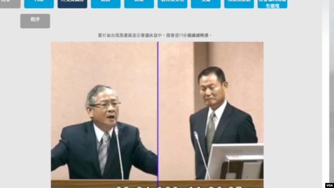 台灣國安局局長李翔宙（右）在立法院接受國民黨立委林郁方的質詢。（台灣立法院視頻截圖）